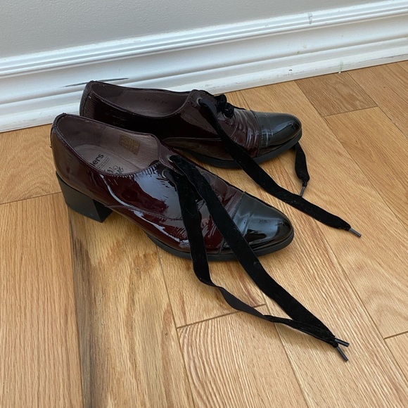 Wonders Burgundy and Black Heels - Picture 2 of 4